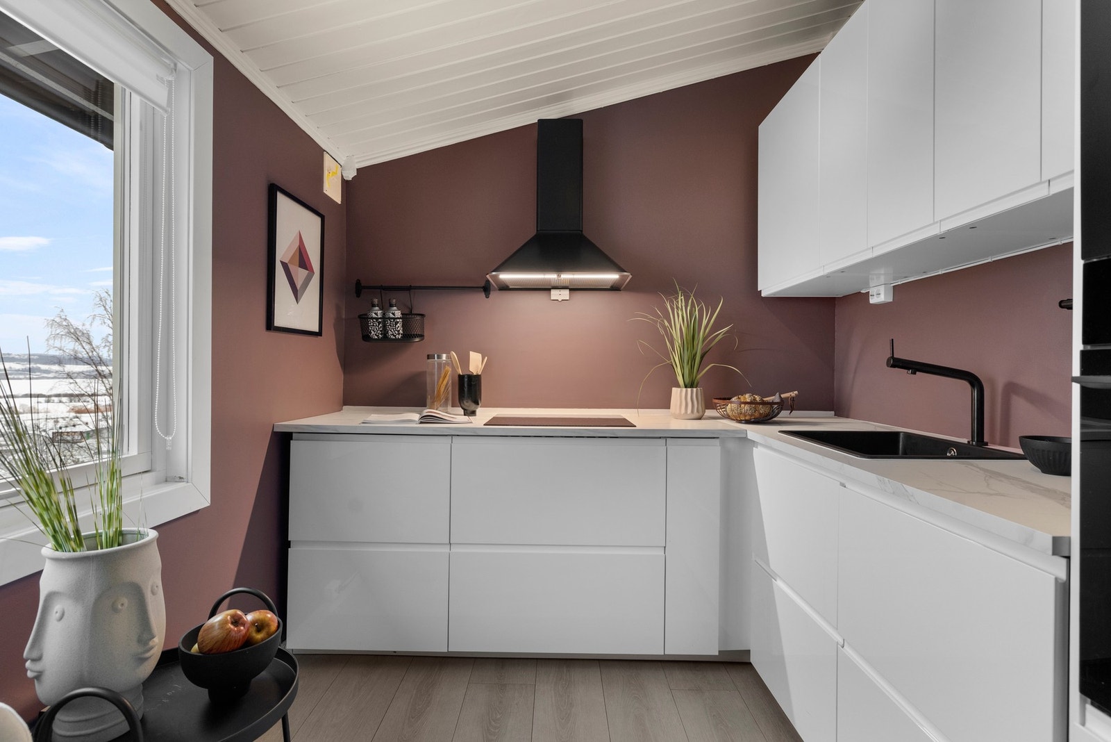 Leiligheten har et lekkert kjøkken med innredning fra IKEA fra 2021. Galleribilde