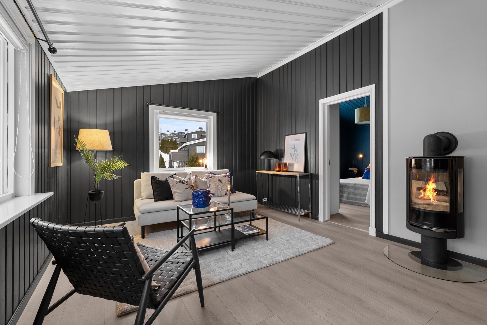 I stuen er det en peisovn fra 2021 som gir god varme på kalde vinterdager. Galleribilde