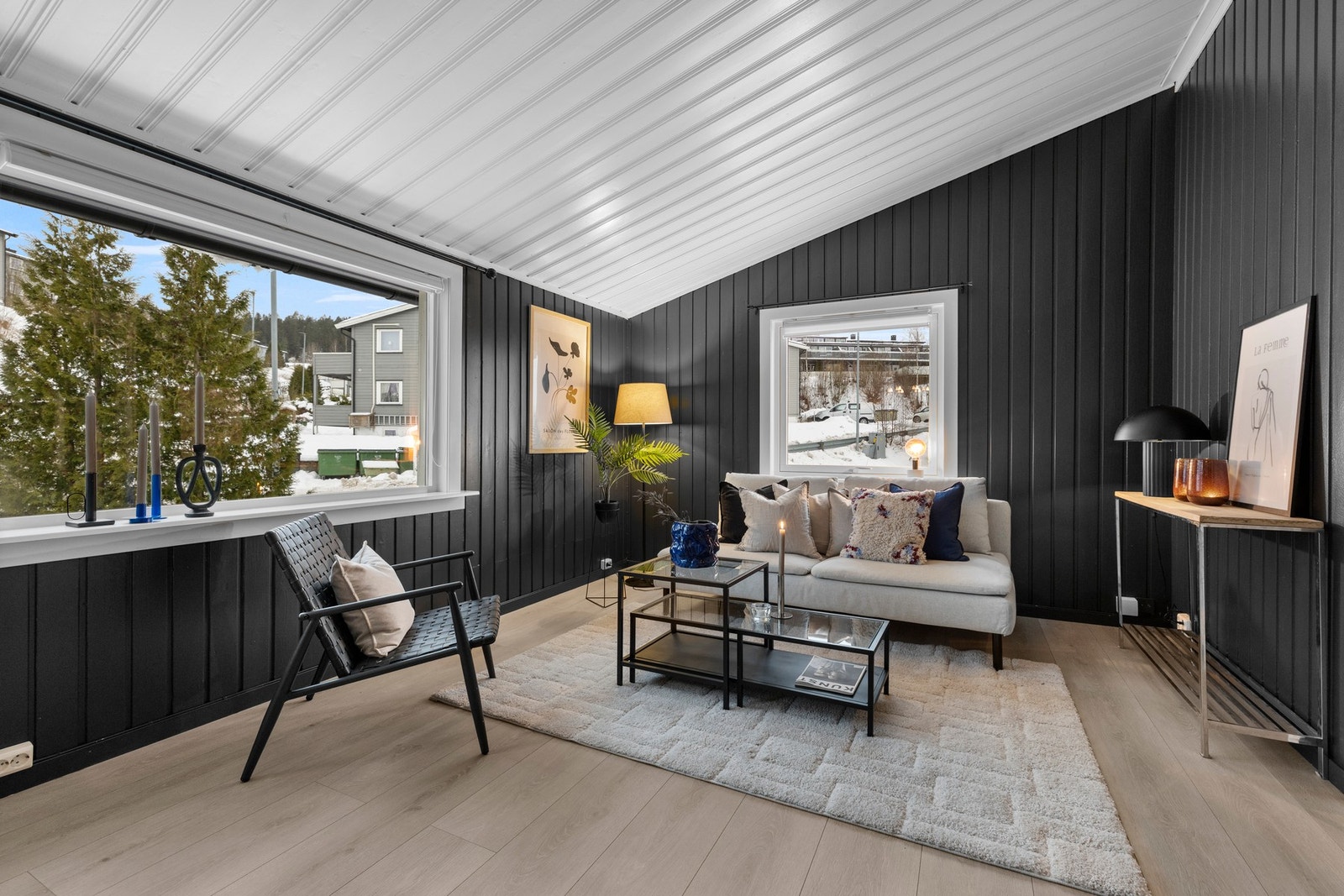 Stuen er romslig og har plass til både en sofagruppe med tilhørende møblement, samt en spisestue. Galleribilde