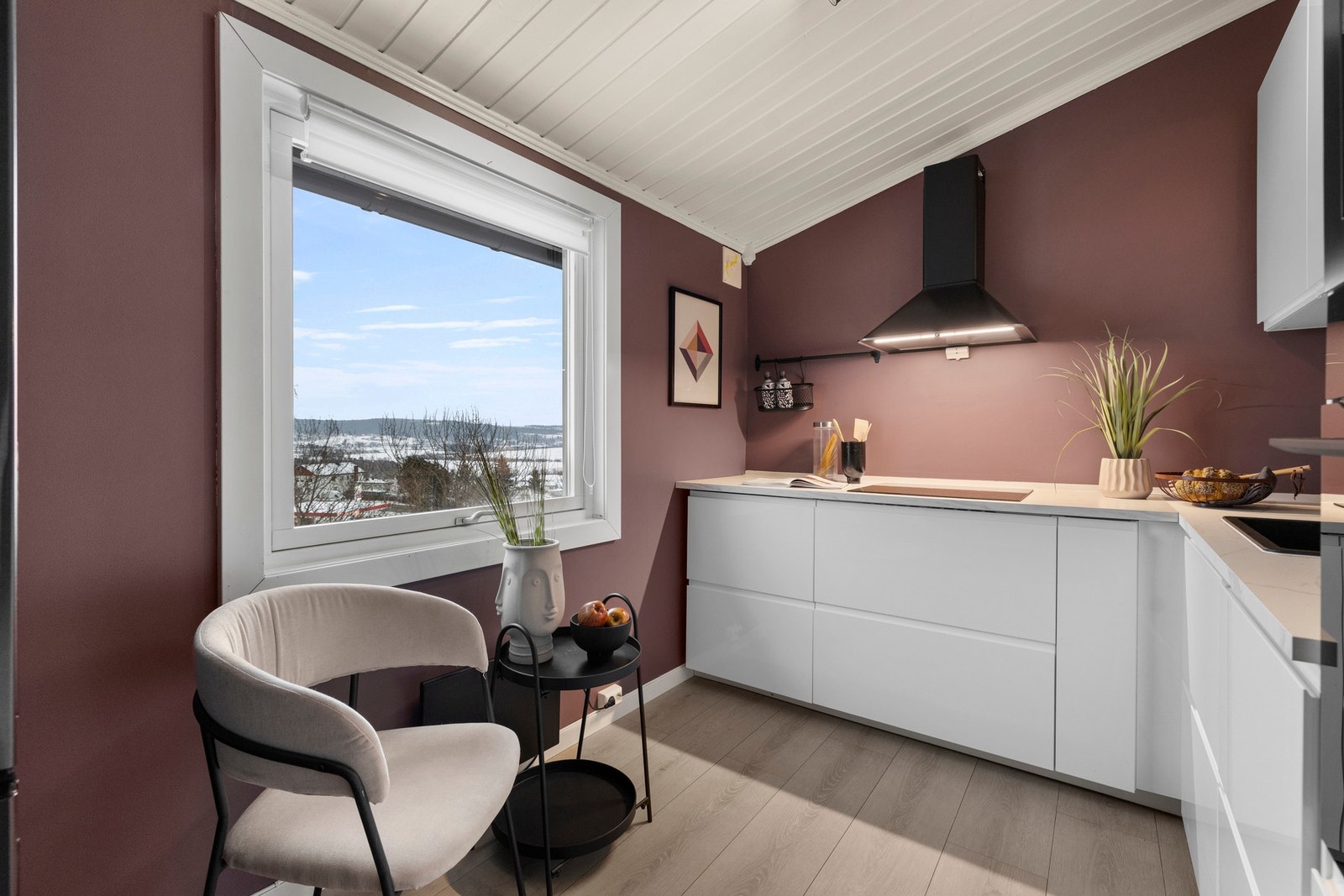 Kjøkkenet ligger i et eget rom. Innredningen fra Ikea er fra 2021. Galleribilde