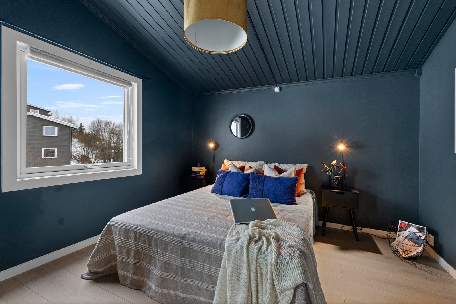 I leiligheten er det to soverom. Dette er soverom 1. Galleribilde