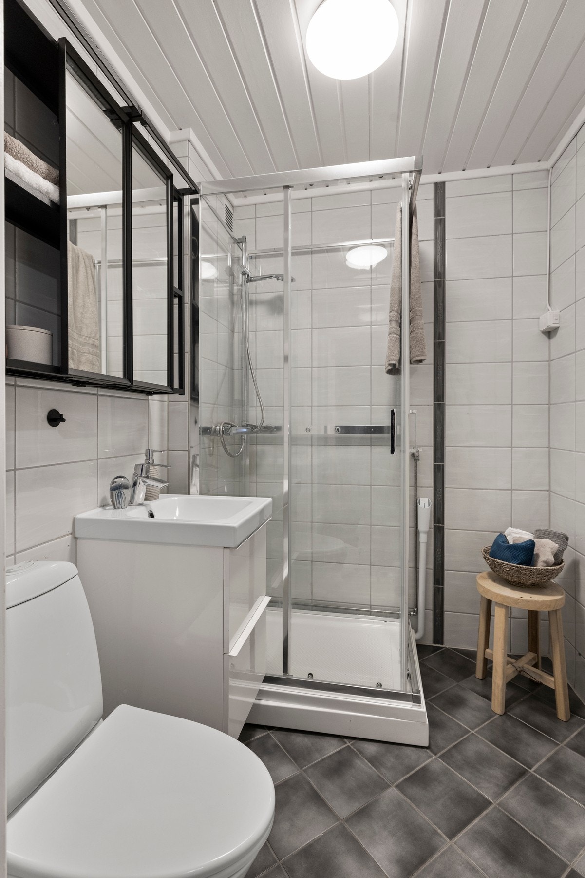 I leiligheten er det et kombinert bad/vaskerom. Rommet har flislagte flater på gulv og vegger. Galleribilde