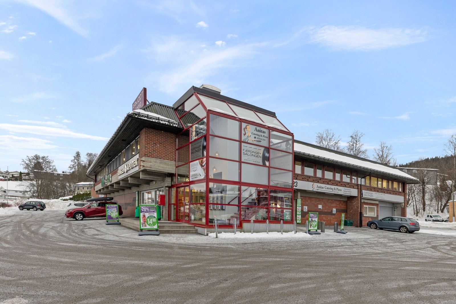 I gangavstand fra leiligheten ligger Aamodtsenteret med apotek, Kiwi butikk med mer. Galleribilde