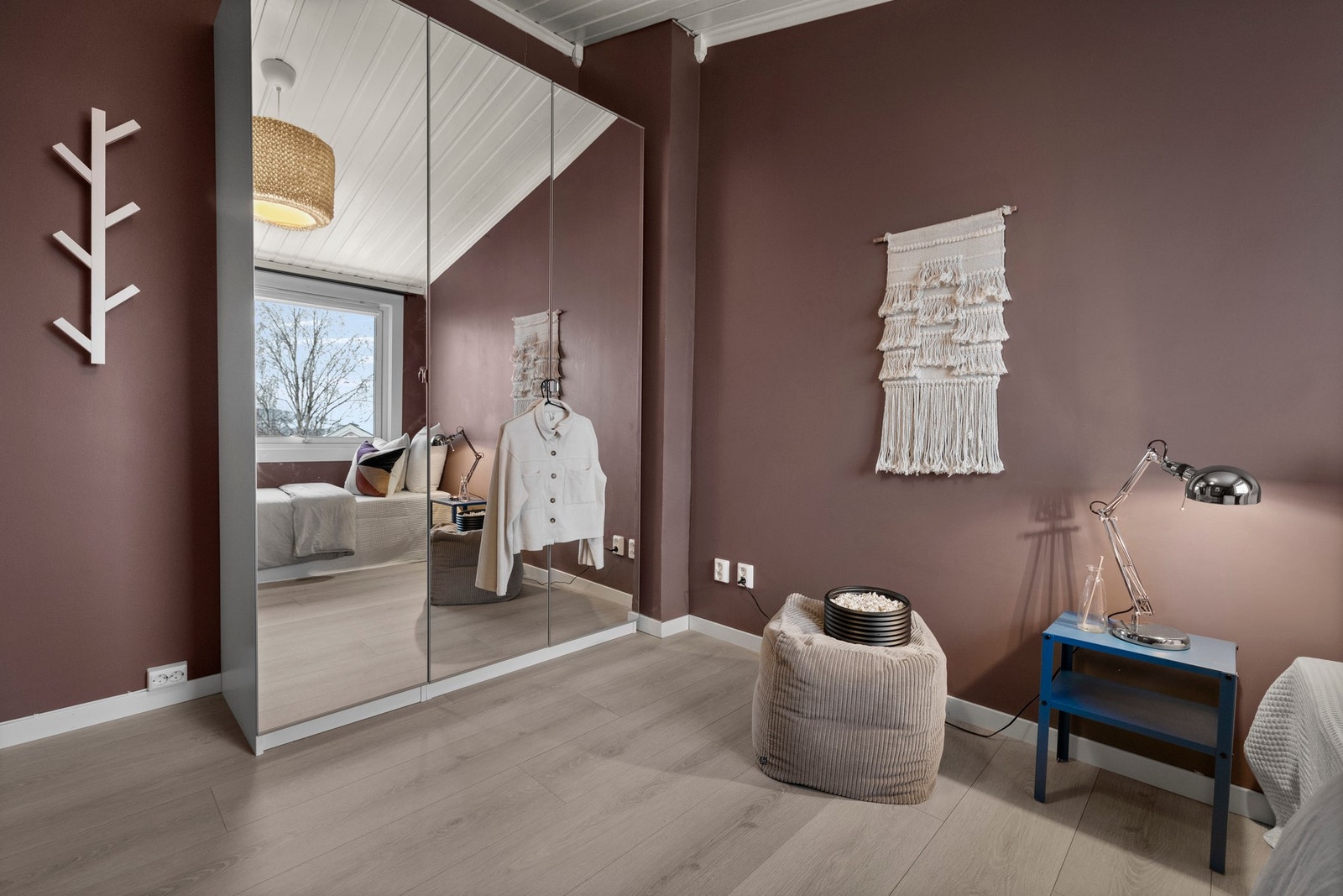 I rommet er det et medfølgende garderobeskap. Galleribilde