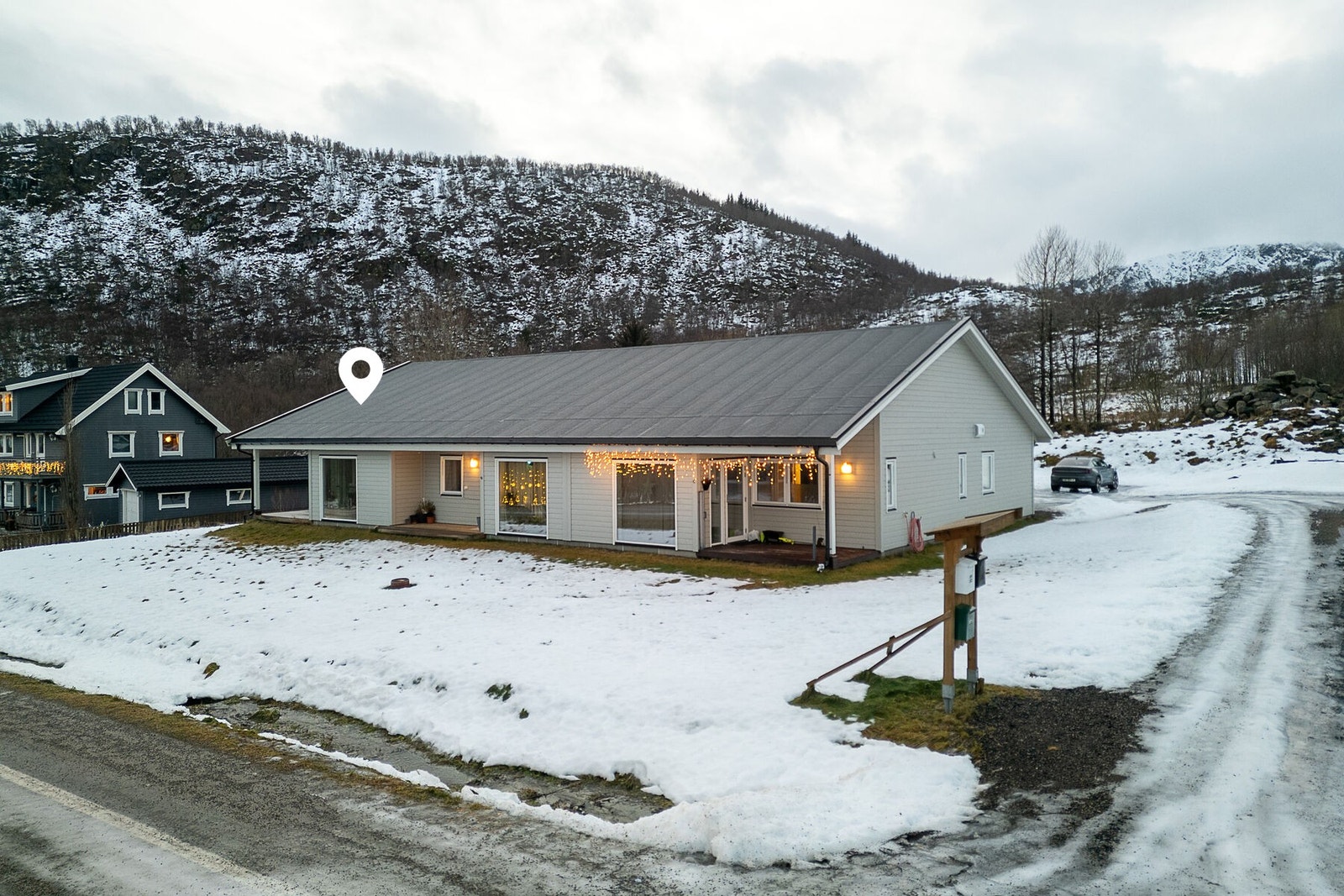 Boligen ligger skjermet og fint til på enden av rekkehuset. Galleribilde