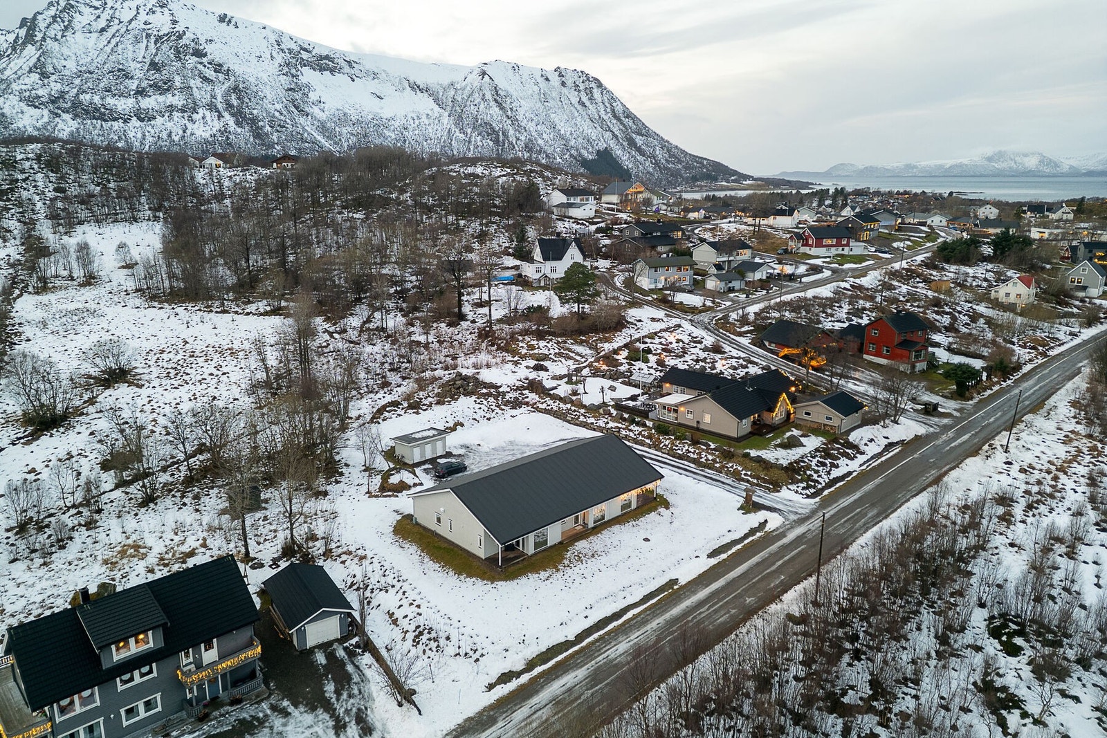 Eiendommen ligger i lett hellende terreng like nordvest for Stokmarknes sentrum, i et rolig og barnevennlig boligområde. Galleribilde