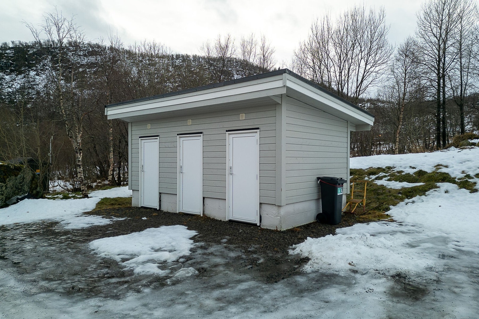 Det medfølger en praktisk sportsbod utendørs, med parkeringsmulighet ved siden av. Galleribilde