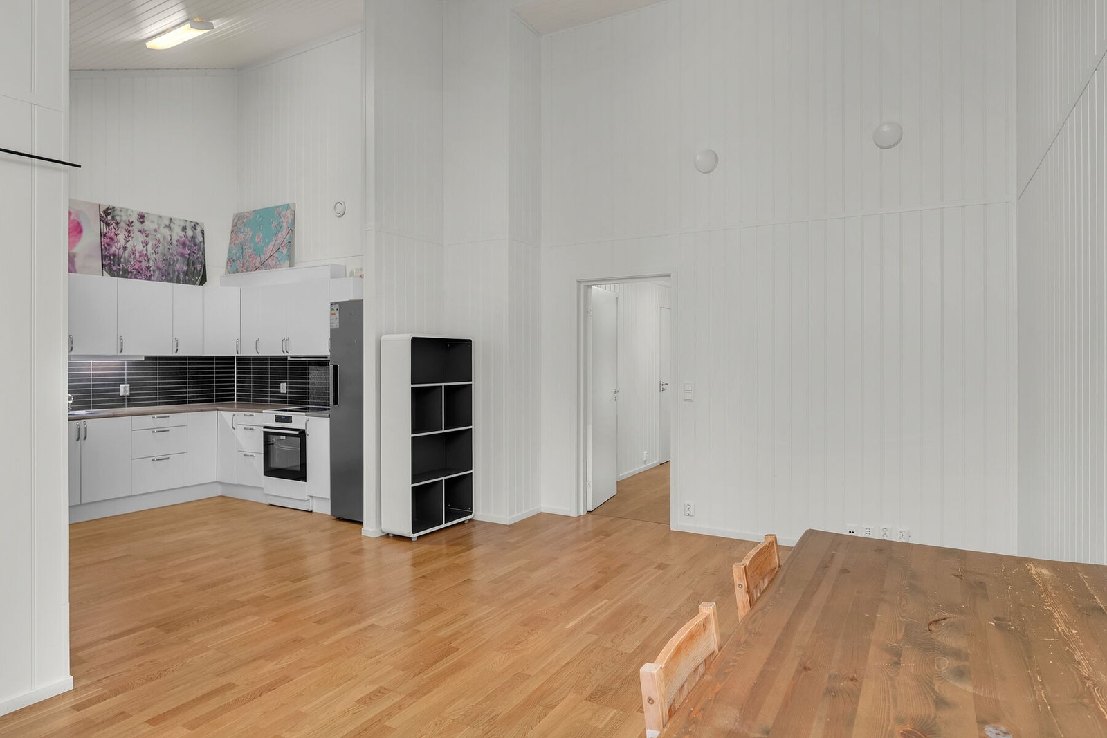 Stue og kjøkken er utført i en åpen løsning skaper en sosial og funksjonell romløsning. Galleribilde