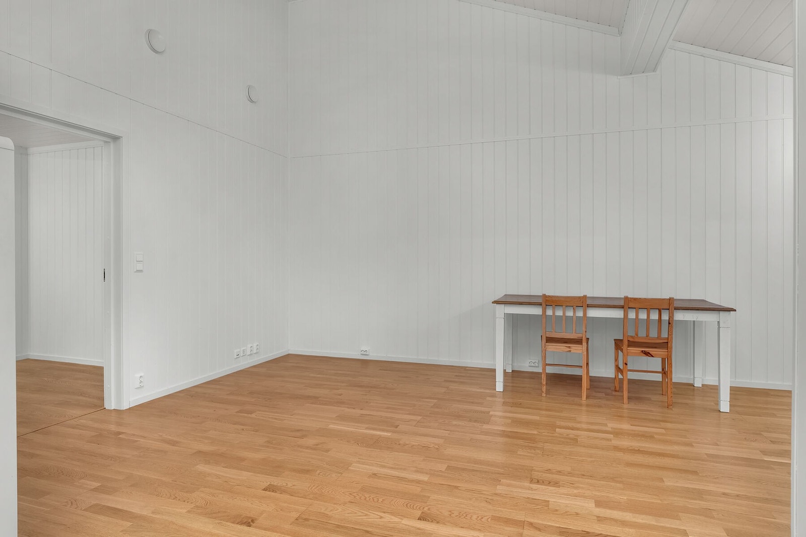 Den gode takhøyden kombinert med de lysmalte overflatene gjør rommet svært luftig og innbydende. Galleribilde