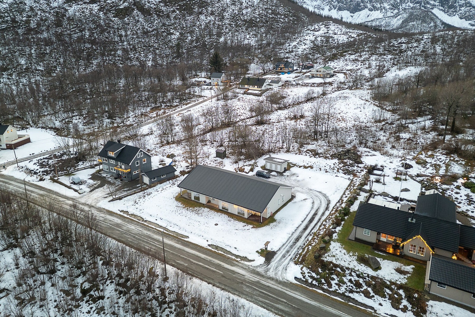 Eiendommen sett fra lufta og nærområdet rundt. Galleribilde