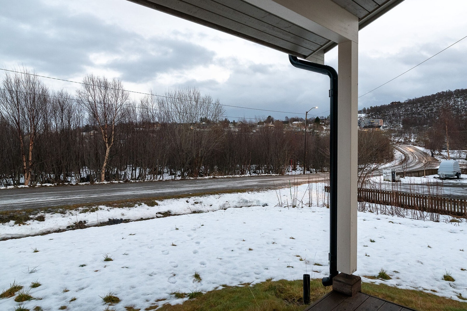 Fra stuen er det utgang til en overbygd markterrasse. Galleribilde