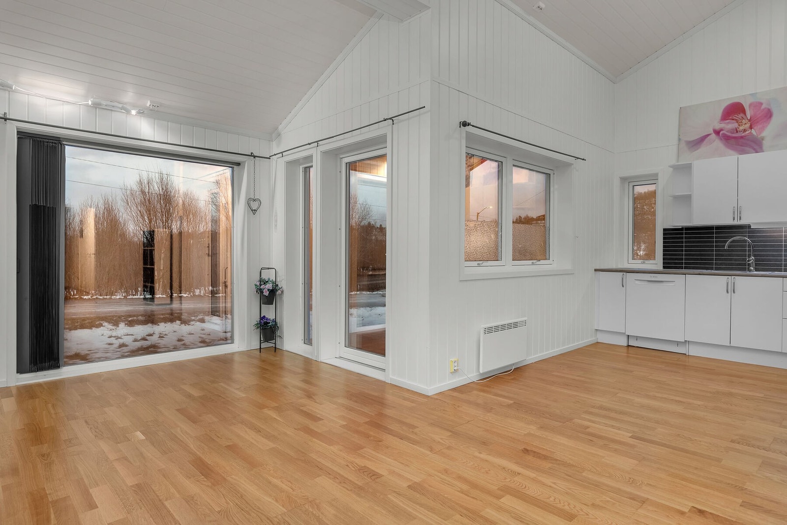 Dette er en velholdt og pen bolig med alt på ett plan. Her får du gode lysforhold, romslig takhøyde og fin beliggenhet på enden av rekkehuset. Galleribilde