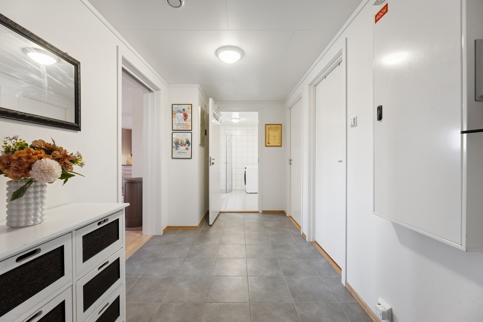 Man ønskes velkommen inn i en lys og romslig entré som er praktisk innredet med flislagt gulv og som gir god plass til garderobe hvor man kan henge fra seg yttertøy og sko. Gangen gir umiddelbart et godt førsteinntrykk av leiligheten! Galleribilde