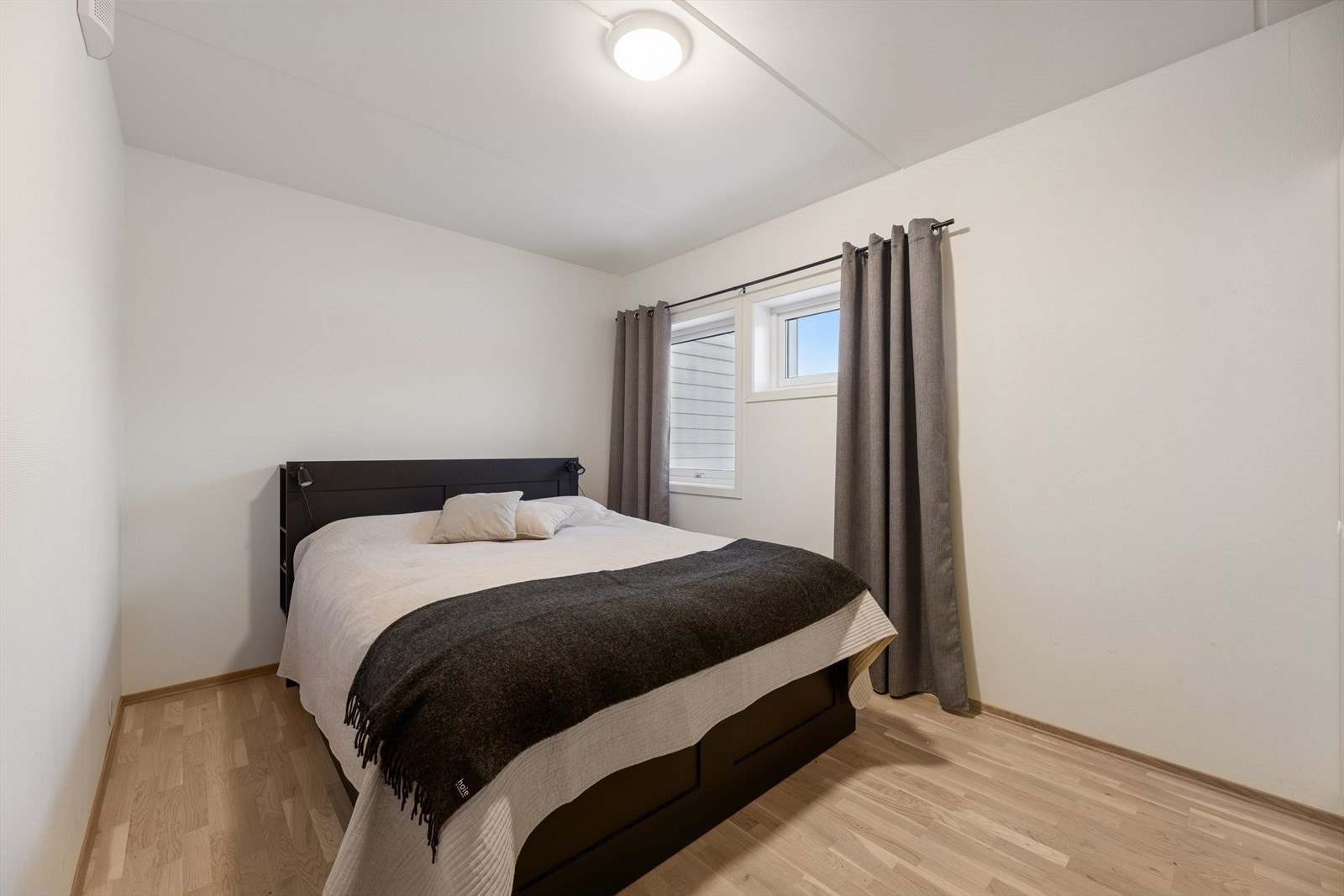 Soverommet er romslig og utstyrt med garderobe som gir god lagringsplass. I tillegg har man god plass til dobbeltseng. Galleribilde