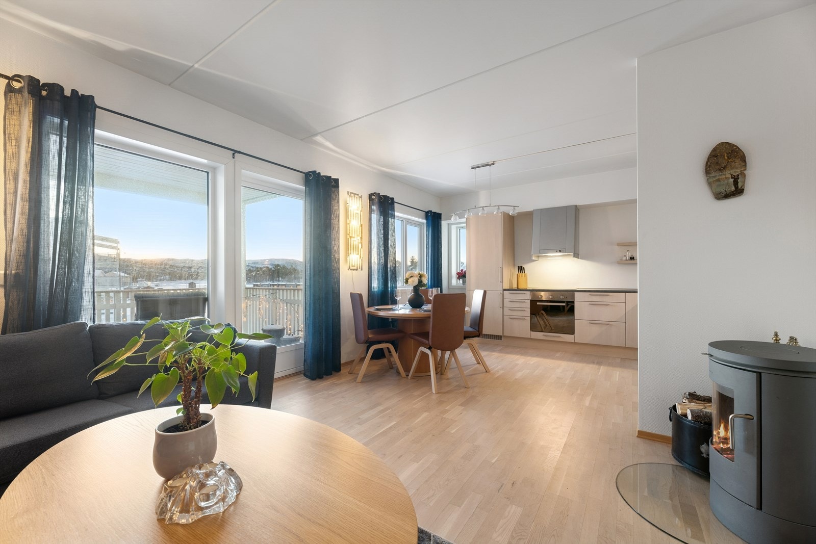 Stue og kjøkken ligger i åpen løsning. Et lyst og innbydende rom med store vindusflater som sørger for rikelig med lysinnslipp, samtidig som de bidrar til å skape en god romfølelse. Galleribilde