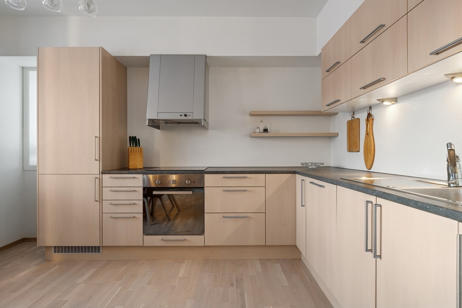 Kjøkkenet er ellers utstyrt med kombiskap, oppvaskmaskin, stekeovn, koketopp og kjøkkenventilator med avtrekk ut. I tillegg er kjøkkenet utstyrt med vannstoppsystem. Galleribilde