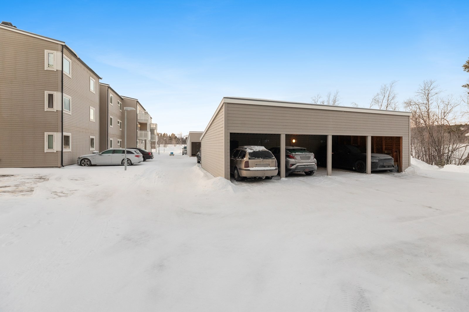 Leiligheten disponerer fast parkering i felles carport med bod i bakkant. Galleribilde