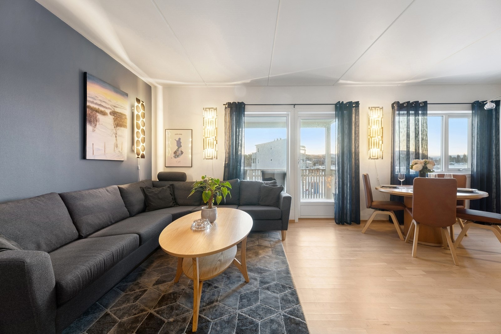 Her har man rom for å møblere i flere soner med både sofa- og spisegruppe. Galleribilde