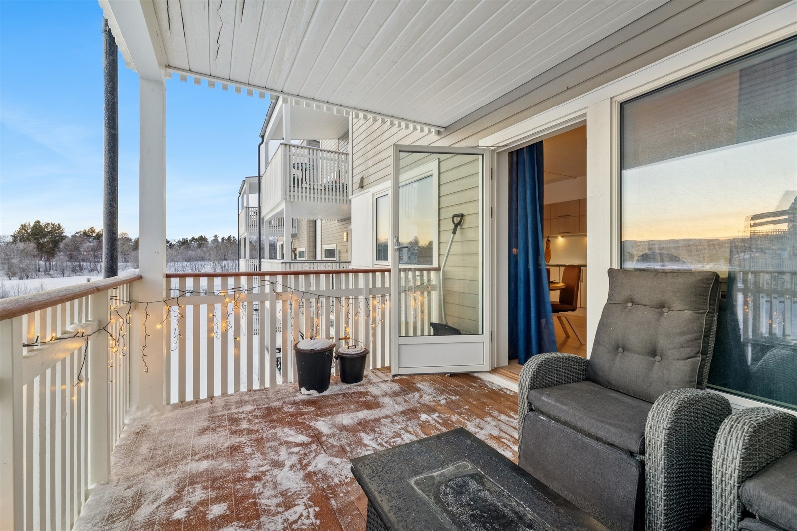 Balkongen er overbygget og på 9 kvm. Her kan man nyte fine sommerdager med utsikt over fellesarealet! Galleribilde