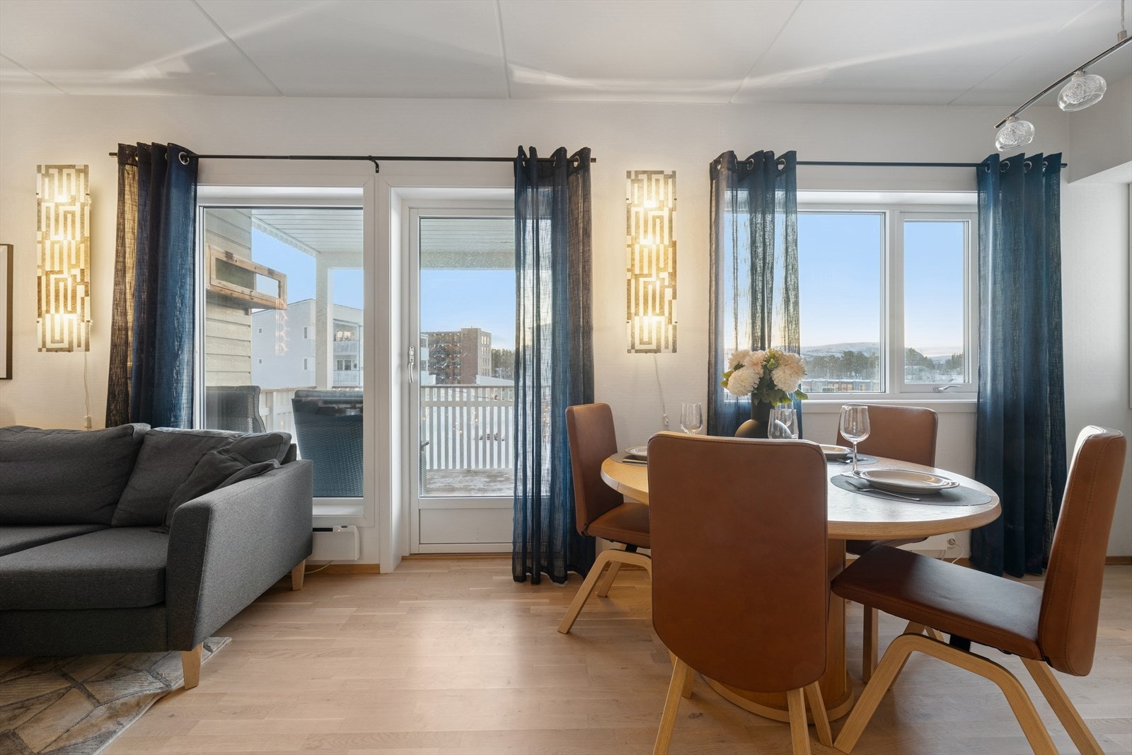 Fra stuen har man utgang til balkongen. Galleribilde