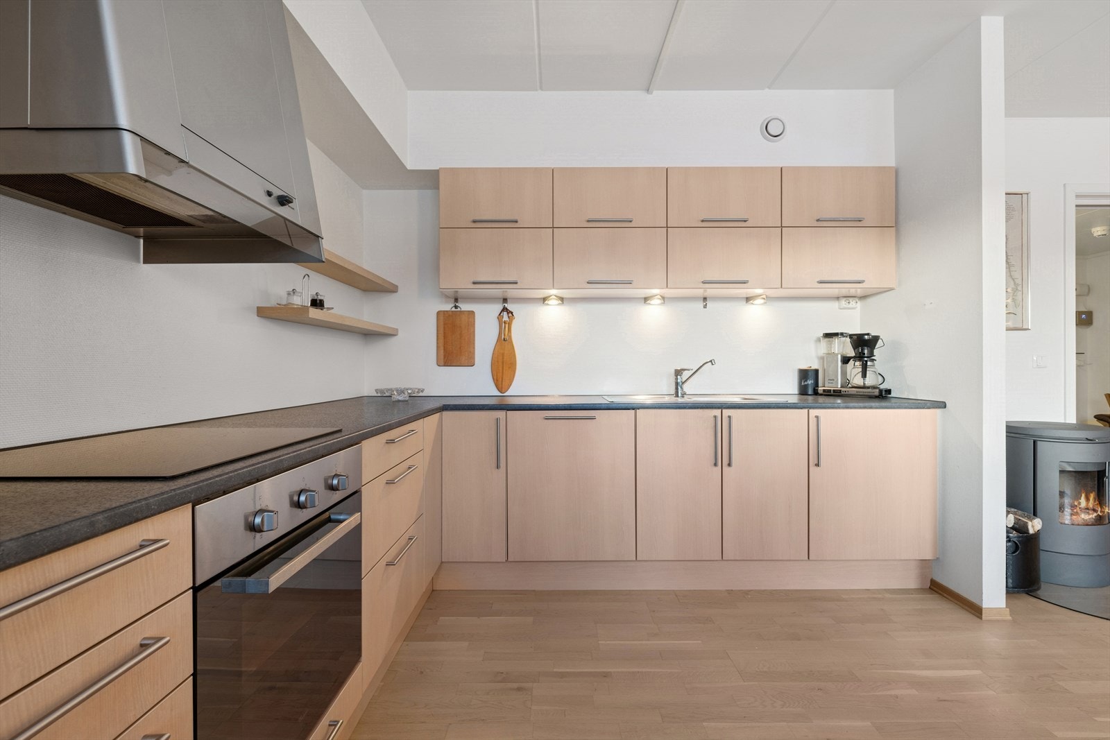 Kjøkkenet er godt utnyttet med skapplass helt opp til taket. Galleribilde