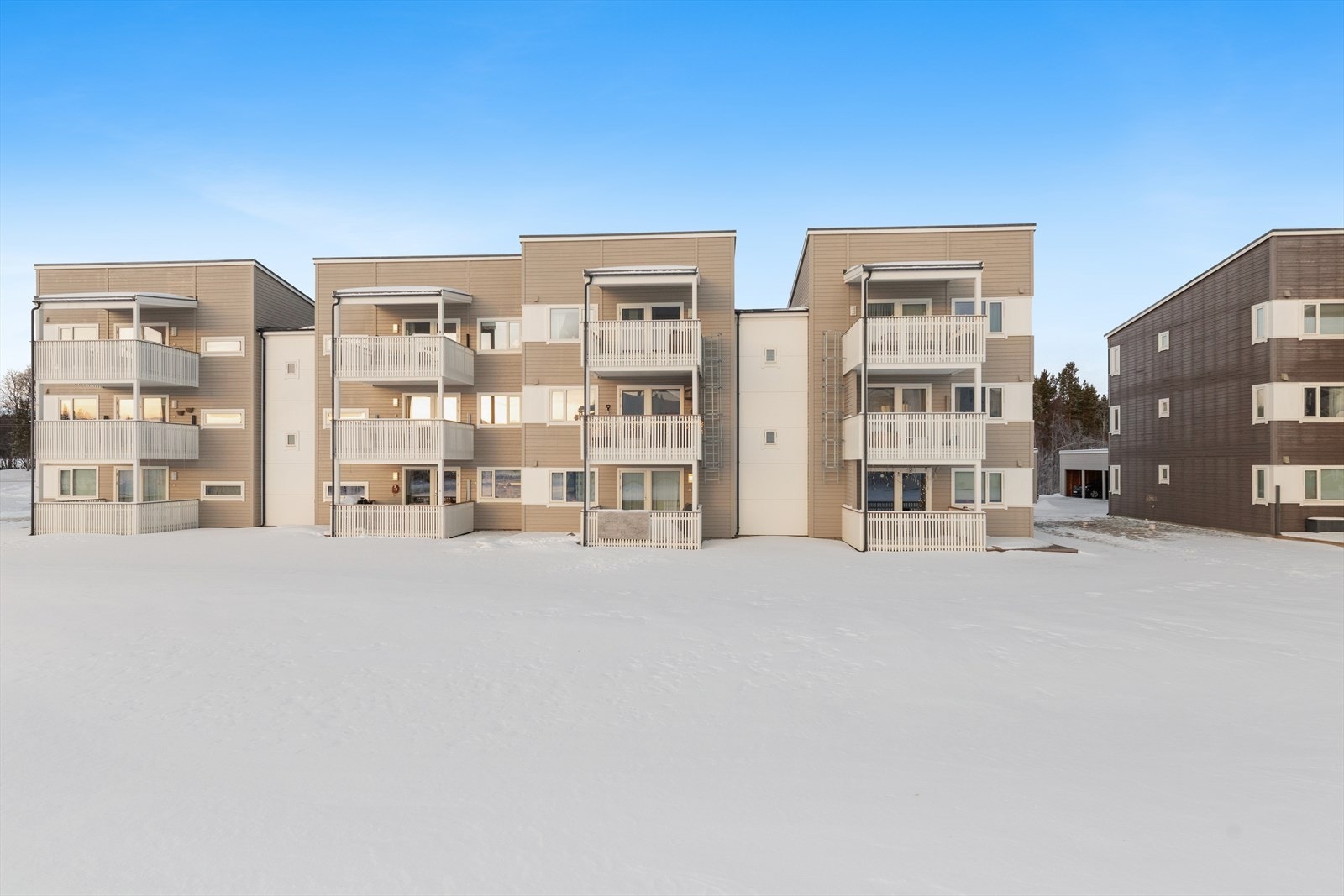 Leiligheten er del av sameiet Aronnes Hageby. Sameiet er opparbeidet med flotte fellesarealer som består av grøntområder og lekeplass. Her vil både store og små trives! Galleribilde