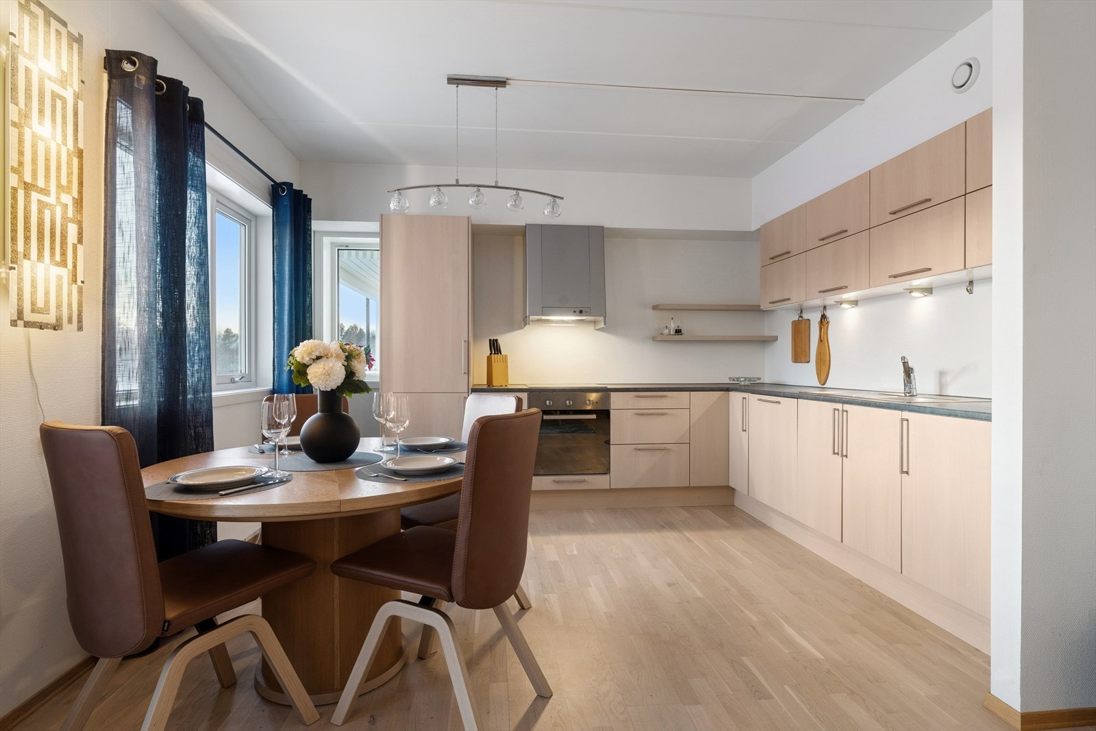 Kjøkkenet er tidløst innredet med trefargede, slette fronter og grå benkeplate i laminat. Et stort og godt kjøkken hvor man har rikelig med skap- og skuffeplass, samt gode arbeidsflater på benk. Galleribilde