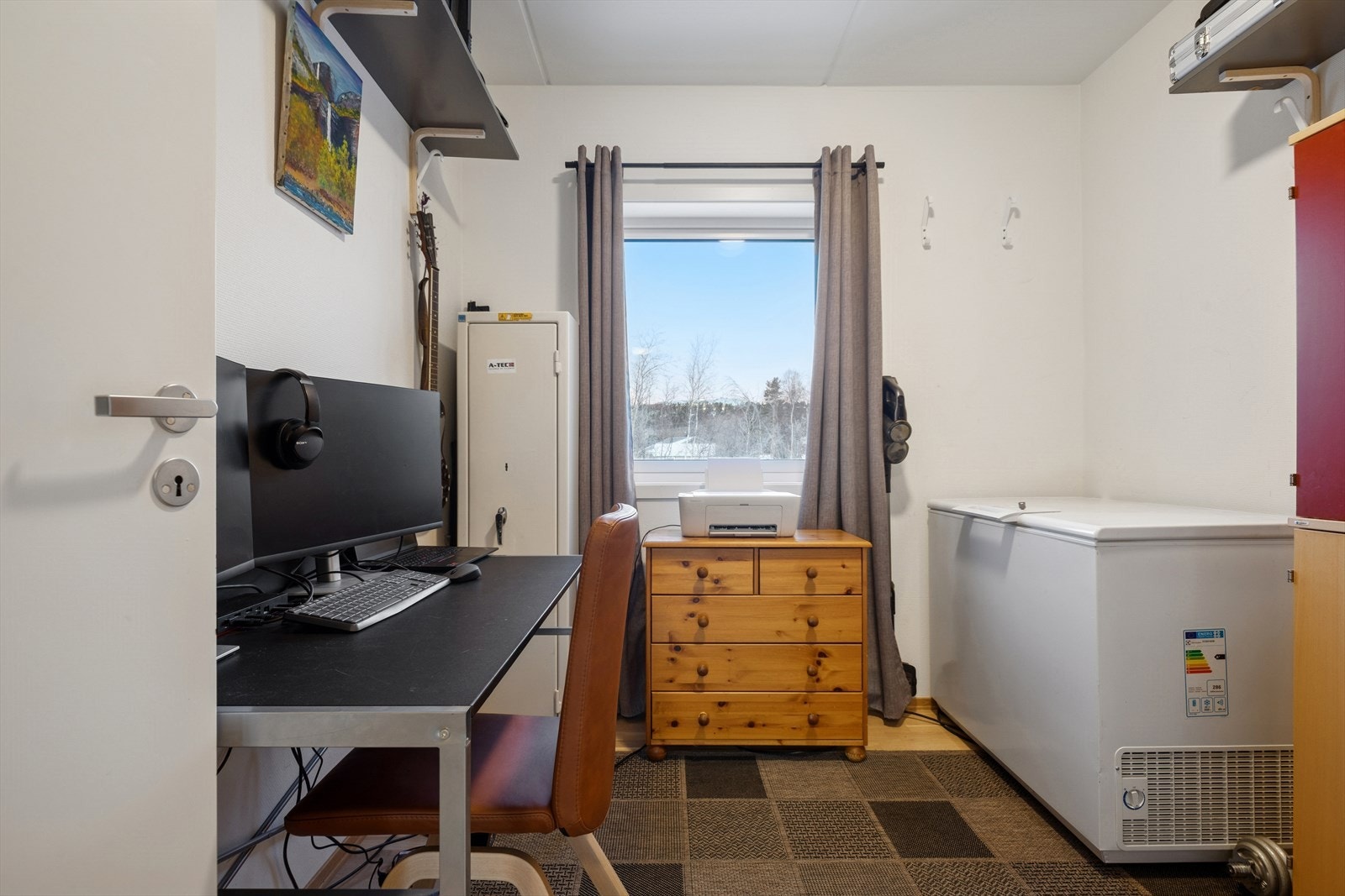 Like ved soverommet finner man en romslig bod som i dag er innredet som kontor. Her har man god lagringsplass (se punkt "ferdigattest"). Galleribilde
