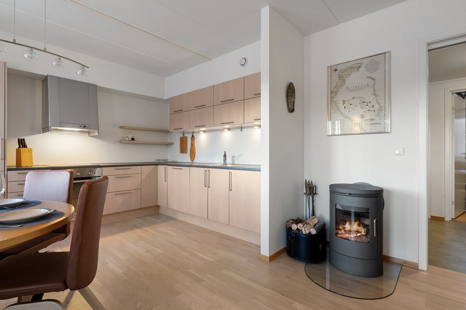 Stuen er utstyrt med en vedovn som sørger for god varme på kalde dager. Galleribilde