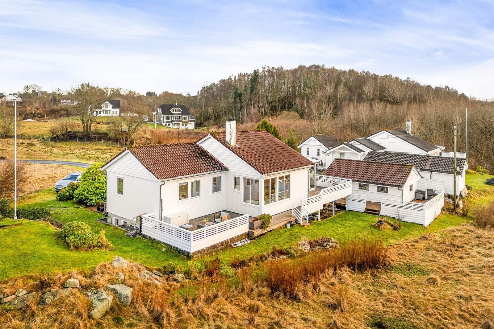 Idyllisk og landlige omgivelser samtidig meget sentralt til alt man trenger i hverdagen. Galleribilde