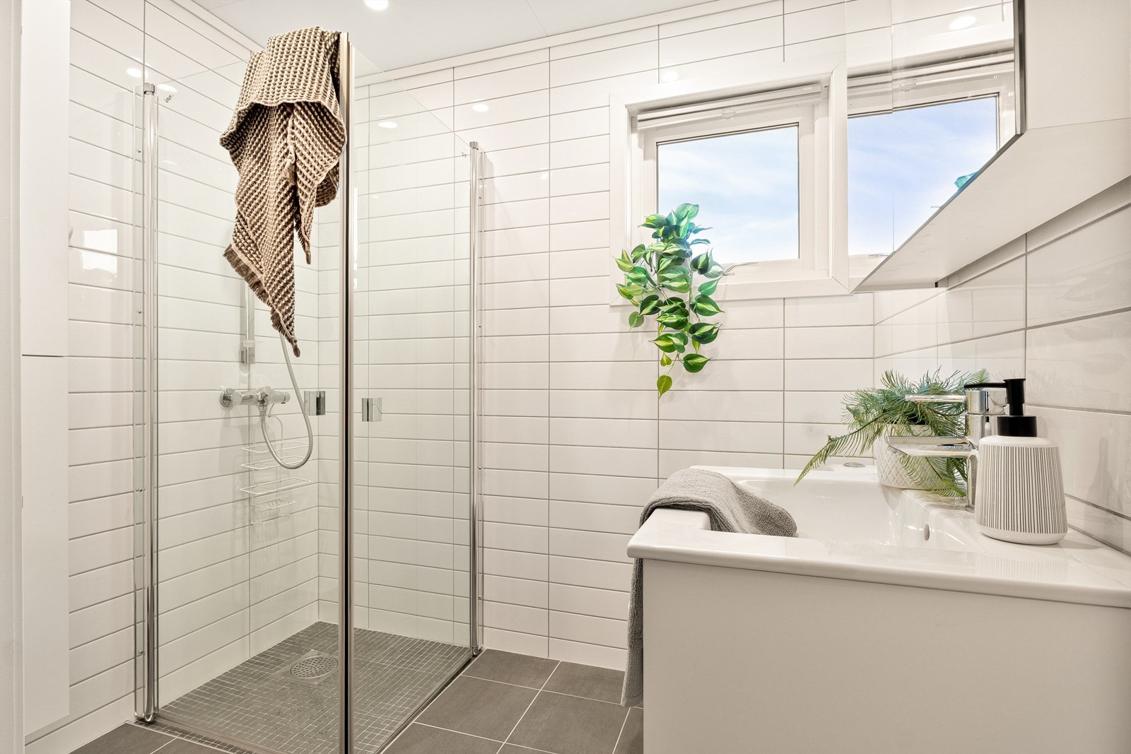 Pent og tidløst bad fra 2018 med varme i gulv. Arbeid utført av fagfolk. Galleribilde