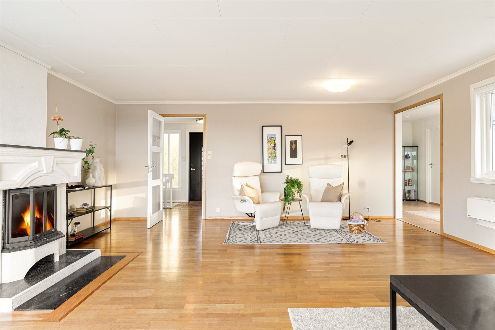 Det er montert varmepumpe (ny i 2020) i stuen som sørger for en effektiv og behagelig oppvarming. Galleribilde