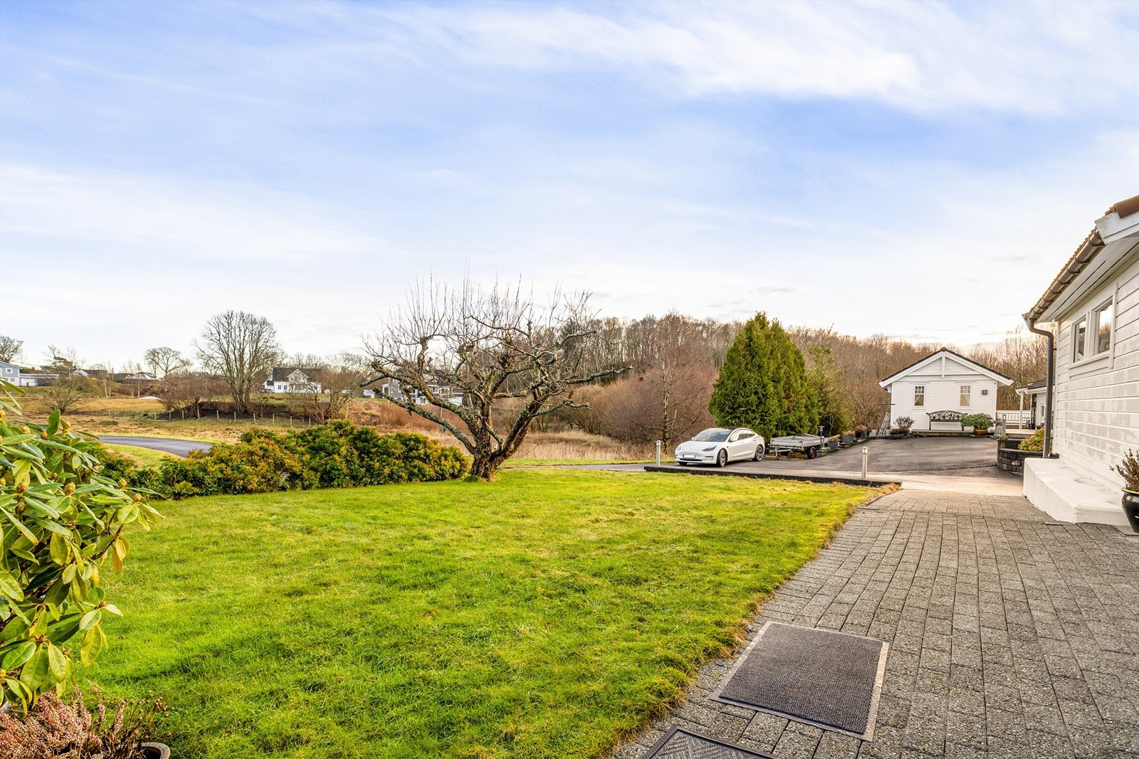 Meget velholdt, og pent opparbeidet uteområder. Galleribilde