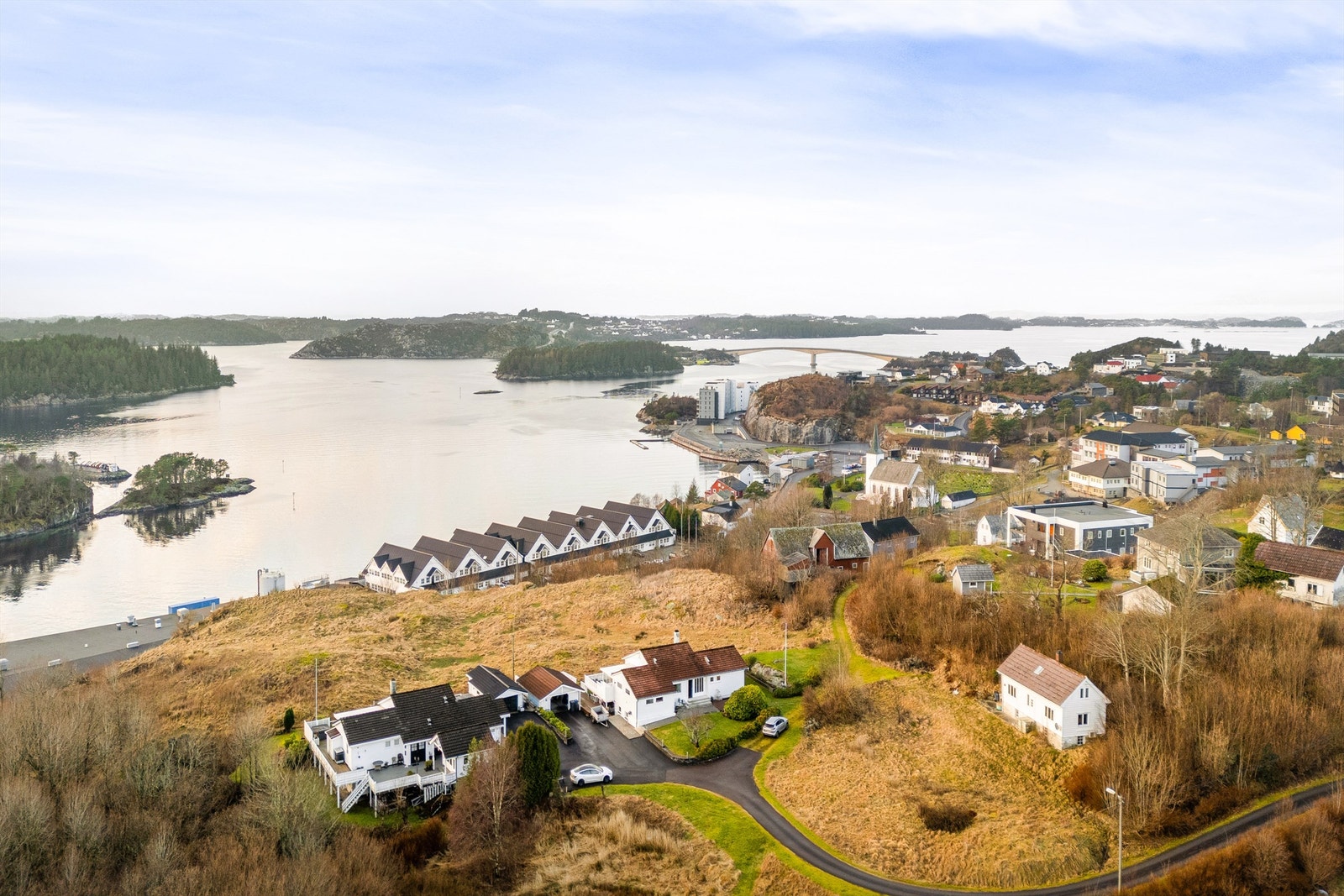 Boligen ligger utmerket til sentralt på Storebø med gangavstand til absolutt alt. Galleribilde
