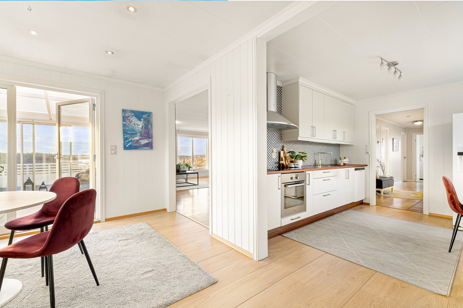 Kjøkkenet ligger fint plassert i tilknytning til spisestuen. Galleribilde