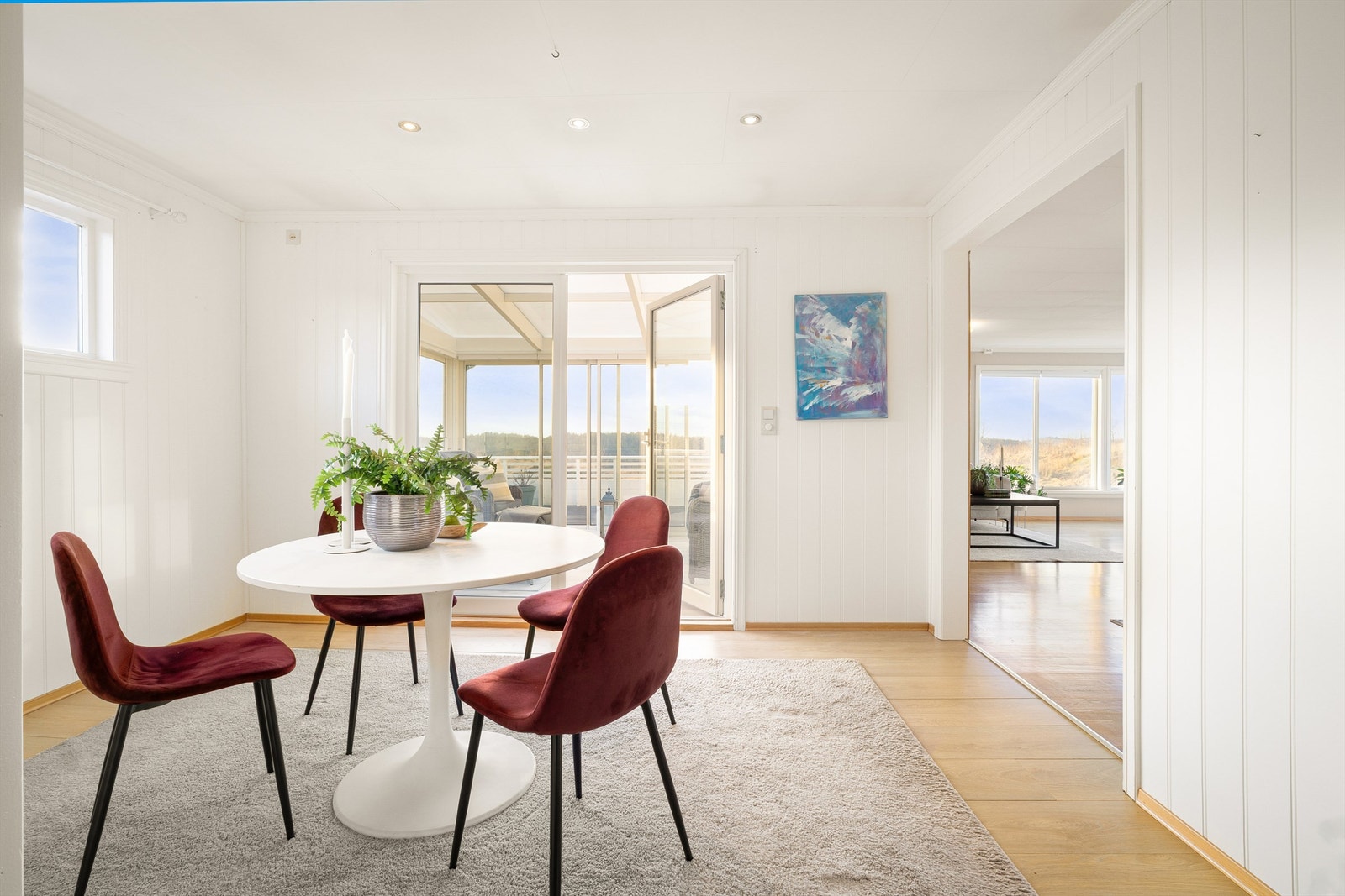 Åpen og sosial løsning mellom stue, spisestue og hagestue. Galleribilde