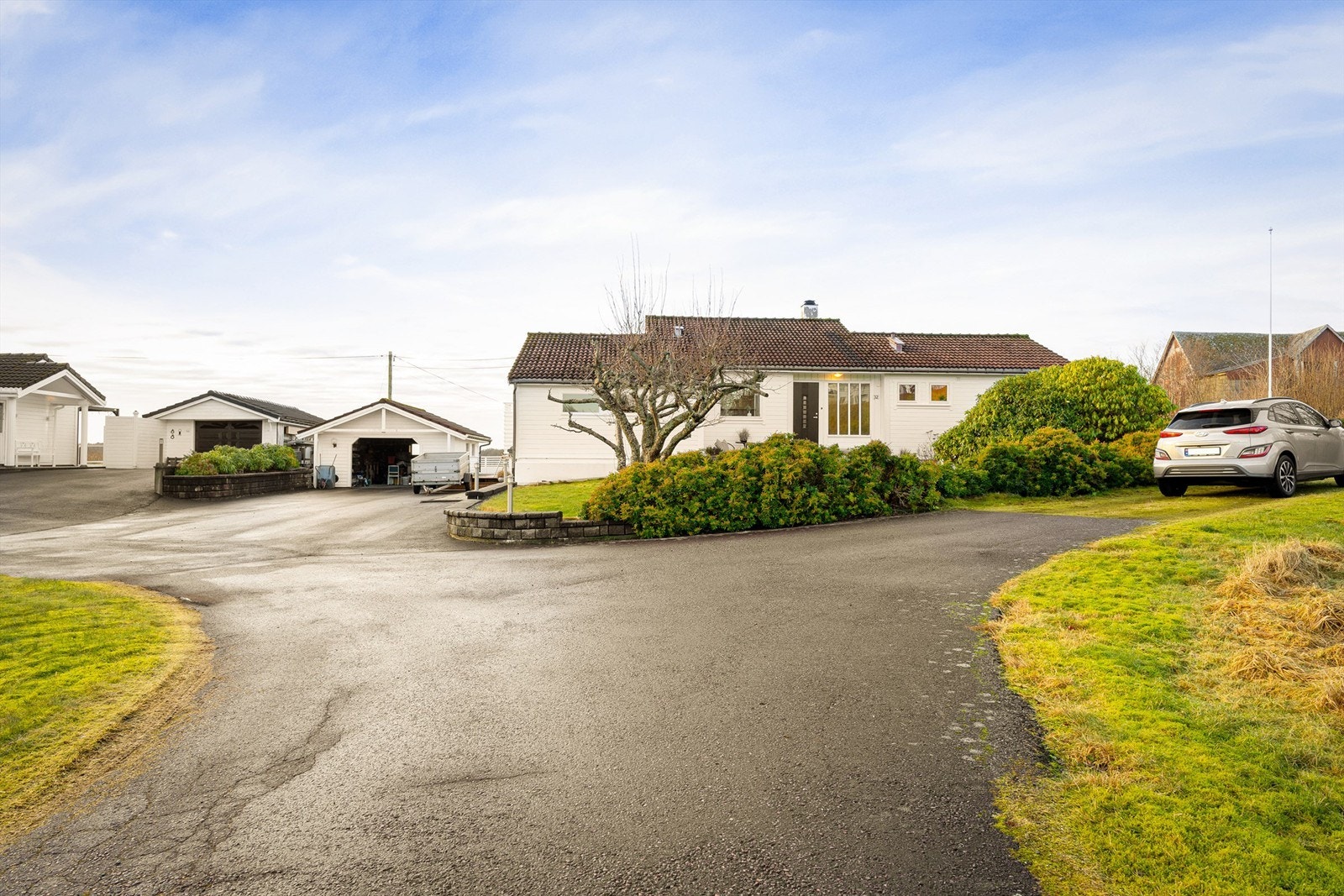 Garasje med lader til el-bil og gode parkeringsmuligheter på tomten. Galleribilde