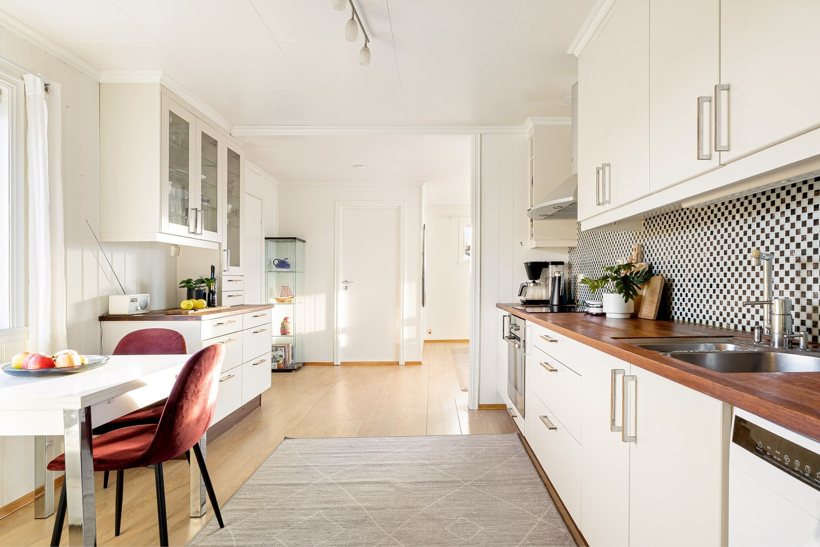 I tilknytning til kjøkkenet ligger det et funksjonelt og praktisk vaskerom med utslagsvask og opplegg for vaskemaskin. Galleribilde