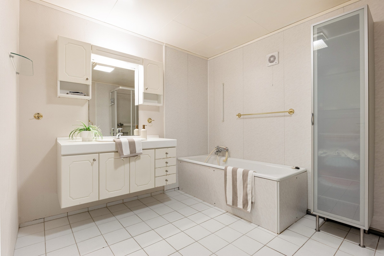 Stort bad med eldre standard, men mye potensiale. Galleribilde