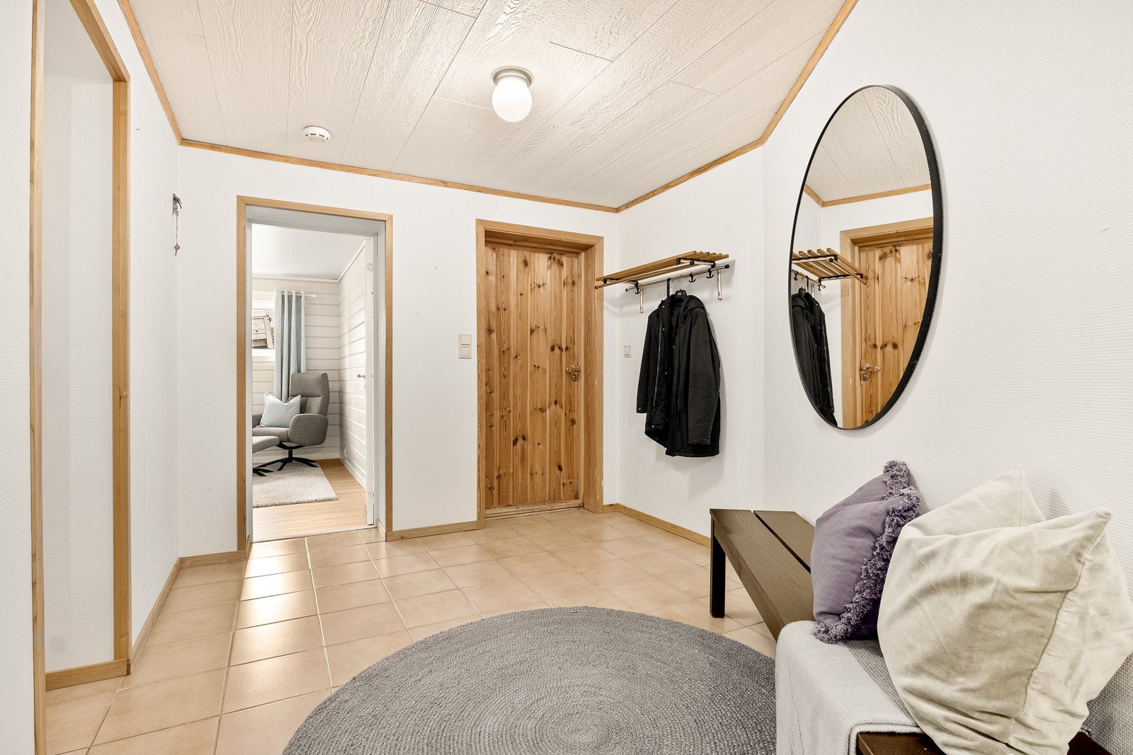 I tilknytning til gangen ligger sportsbod som er pusset opp med nye vegger og nytt gulv. Det er også direkte utgang fra denne etasjen. Galleribilde