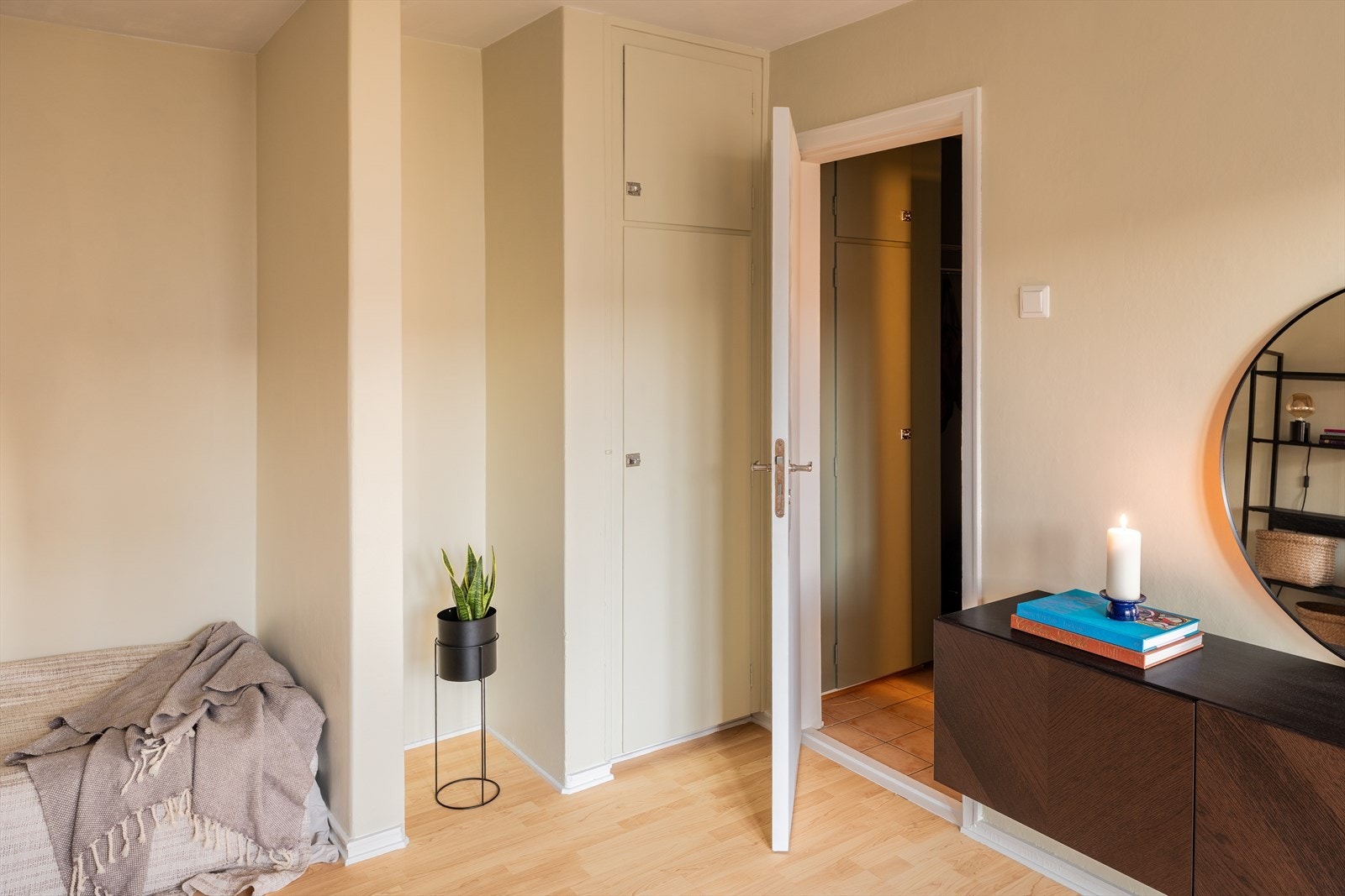 Felleskostnader utgjør kr. 2 809,- per måned. Felleskostnadene inkluderer blant annet betjening av andel fellesgjeld, tv, internett, kommunale avgifter, felles bygningsforsikring og diverse vedlikehold/drift iht. Galleribilde