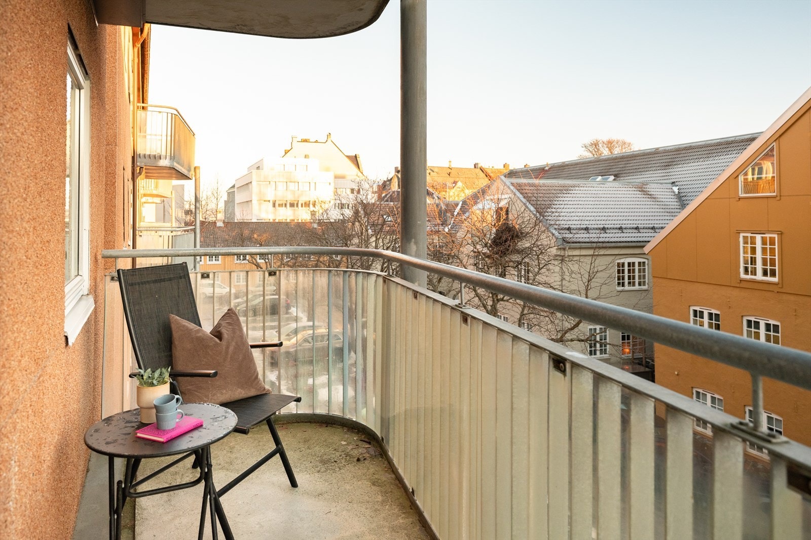 Leiligheten byr på en rekke kvaliteter, en av disse er en egen solrik balkong på 4m². Galleribilde