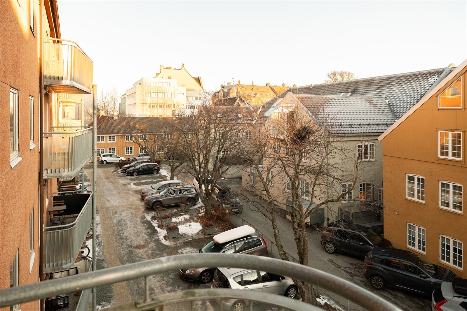 Leiligheten har skjermet beliggenhet med lite innsyn, og i enden av blindgate. Galleribilde