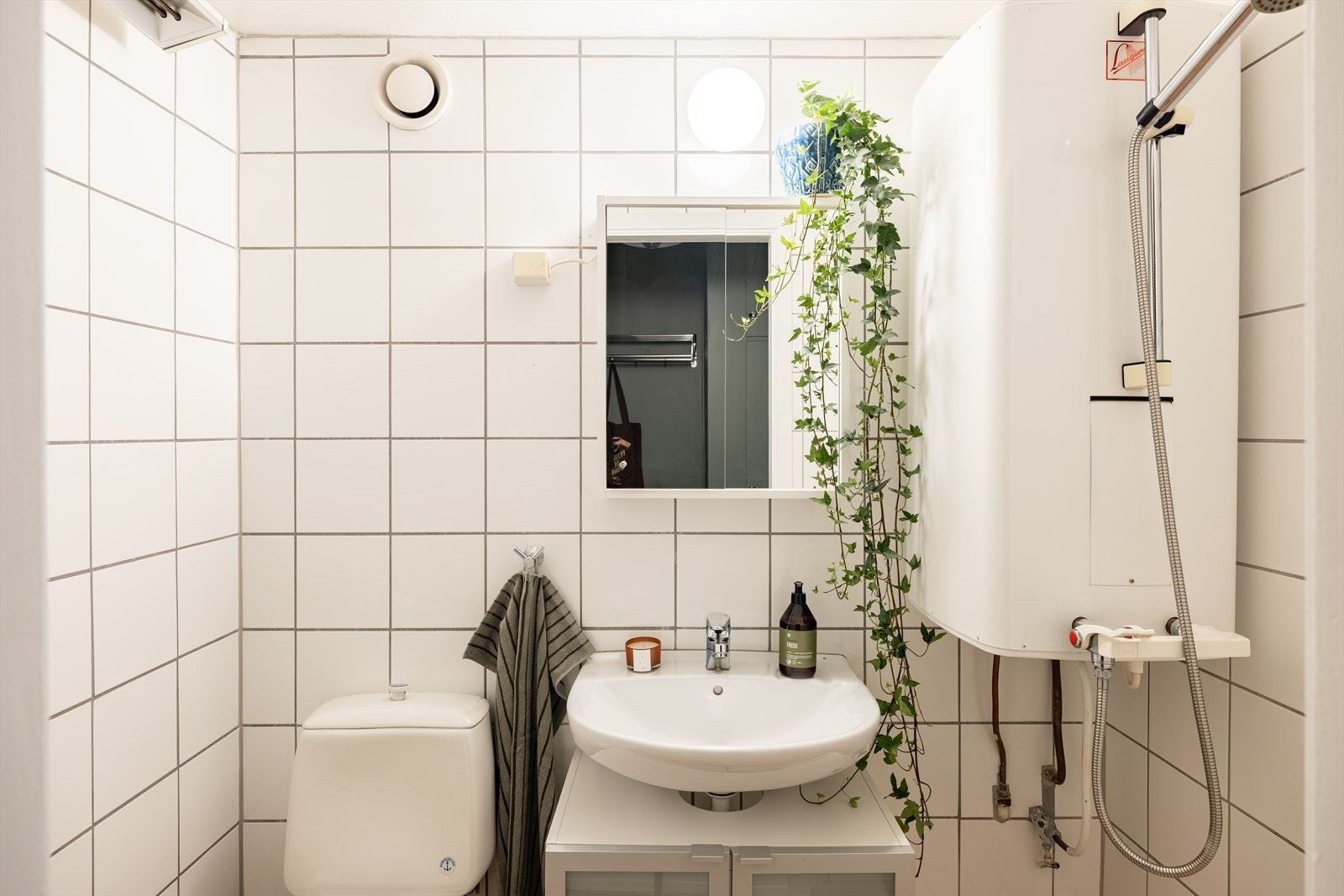 Her får du et praktisk og flislagt bad. Galleribilde