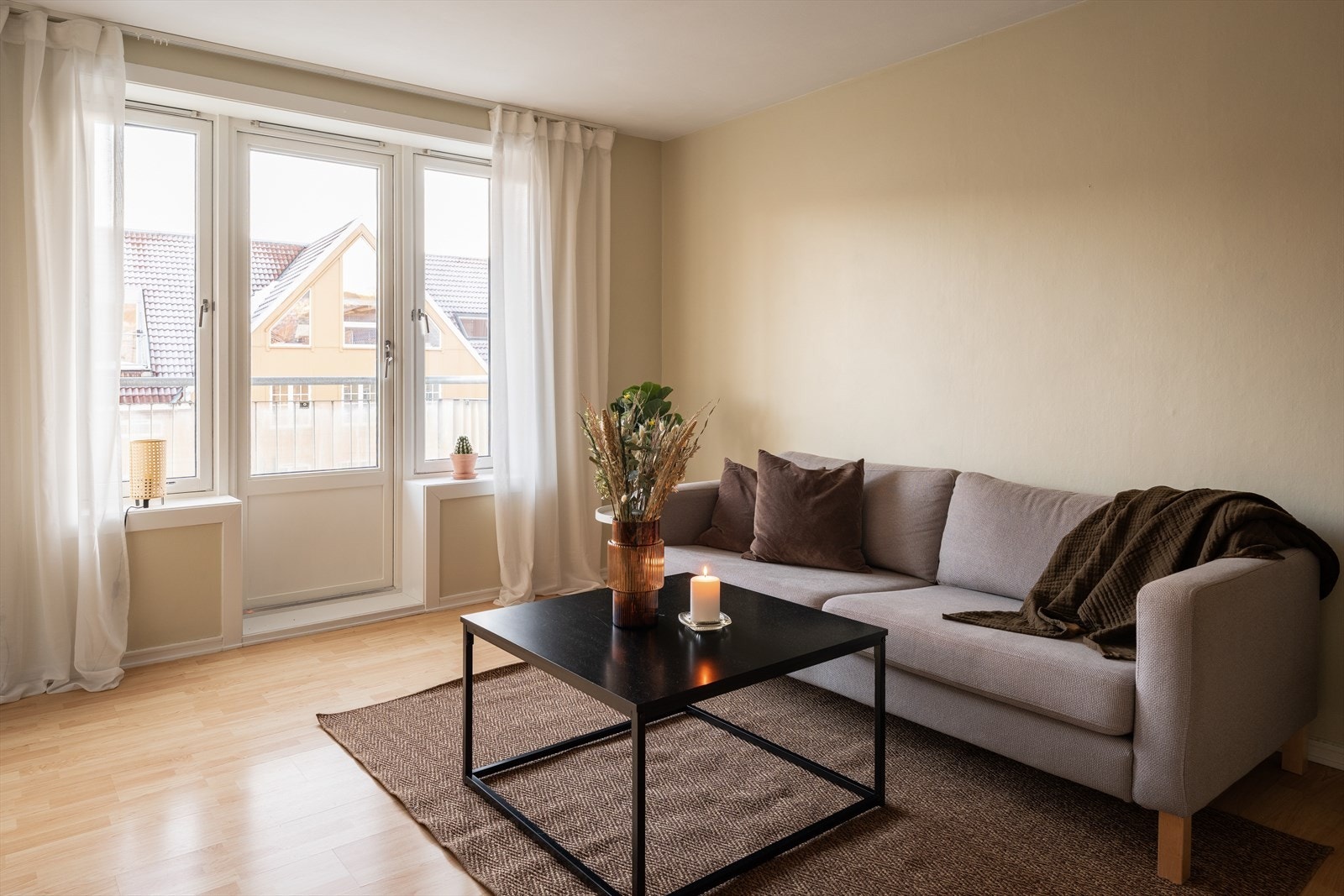 Leiligheten er malt i moderne og tidsriktige farger, og ble malt opp i 2026. Galleribilde