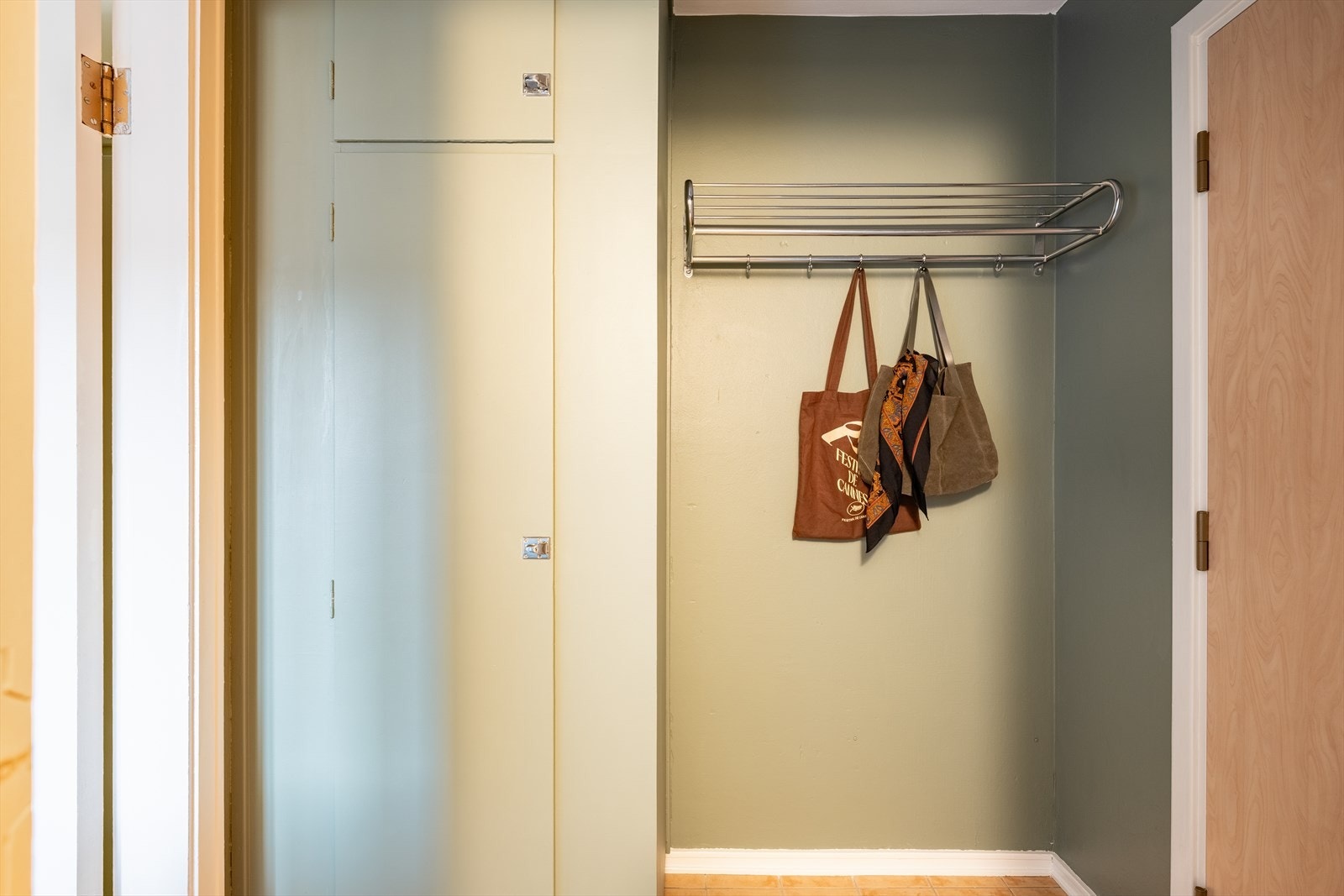 I dag er det en praktisk garderobeløsning i entré for yttertøy. Galleribilde