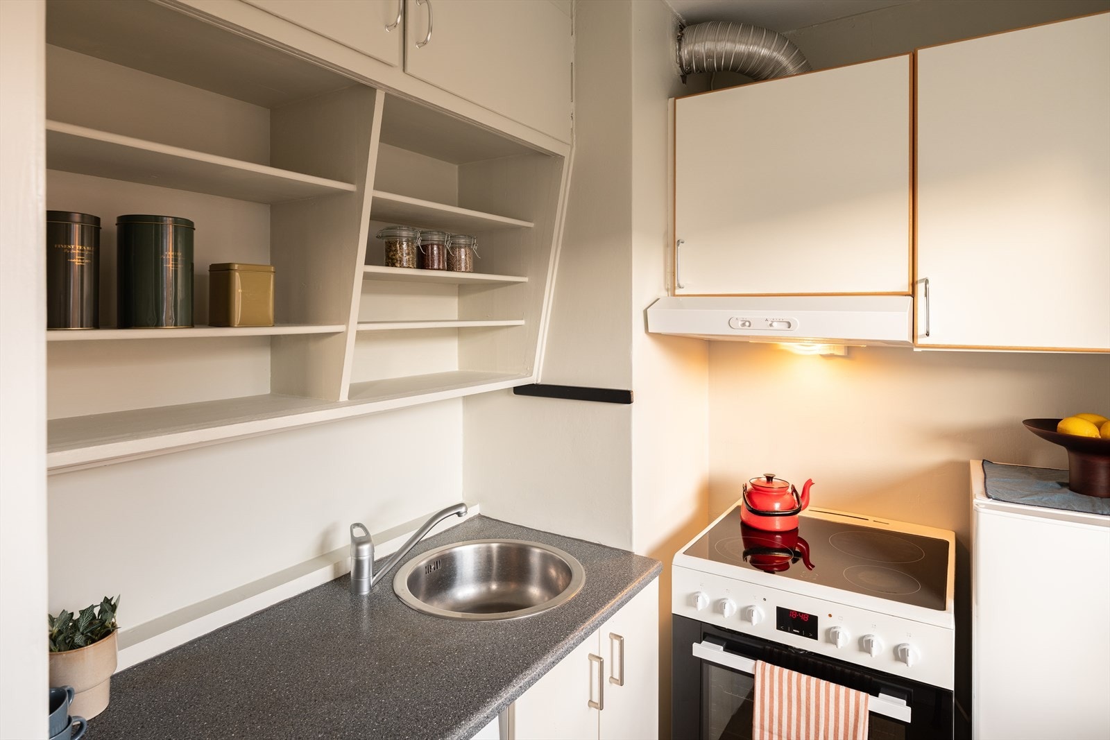 I 2026 ble sikringsskapet oppgradert til automatsikringer, eldre lysbrytere ble skiftet og det ble montert komfyrvakt. Galleribilde