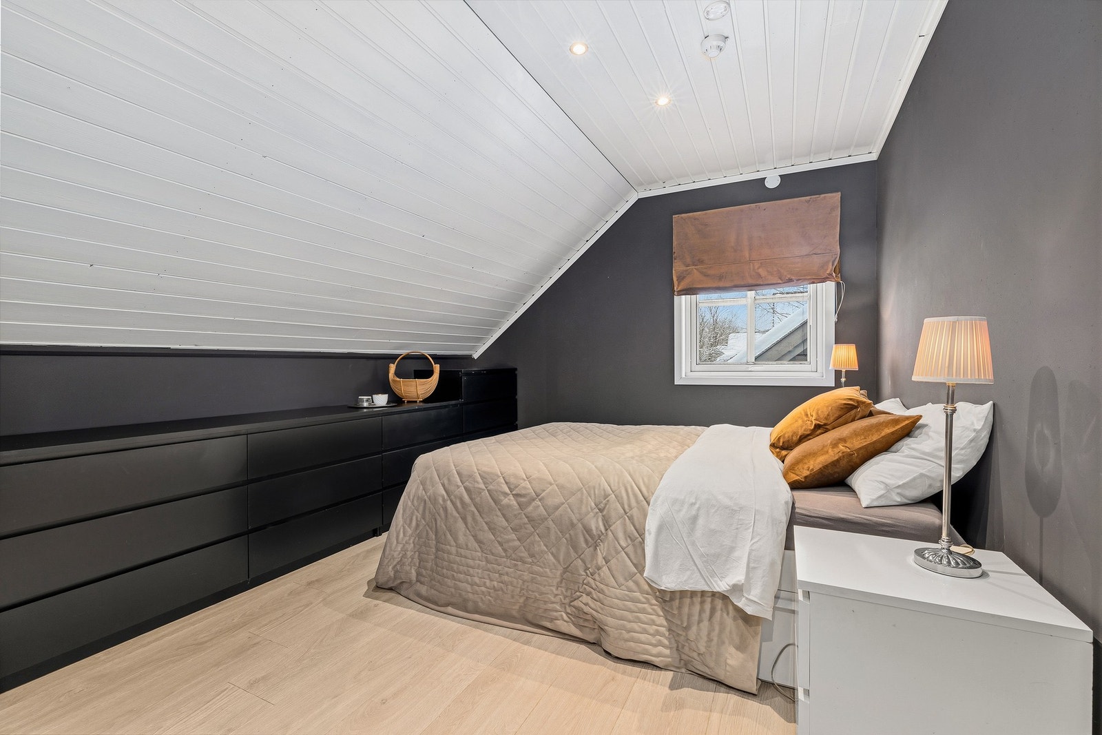 Romslig soverom med god plass til dobbeltseng og tilhørende møblement. Her er det gode oppbevaringsmuligheter. Galleribilde
