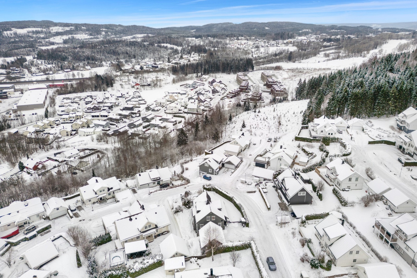 Gangavstand til marka med flotte turmuligheter året rundt, samt kort vei til lekeplasser, barneskole og barnehager. Et ideelt sted for familier i alle aldre. Galleribilde