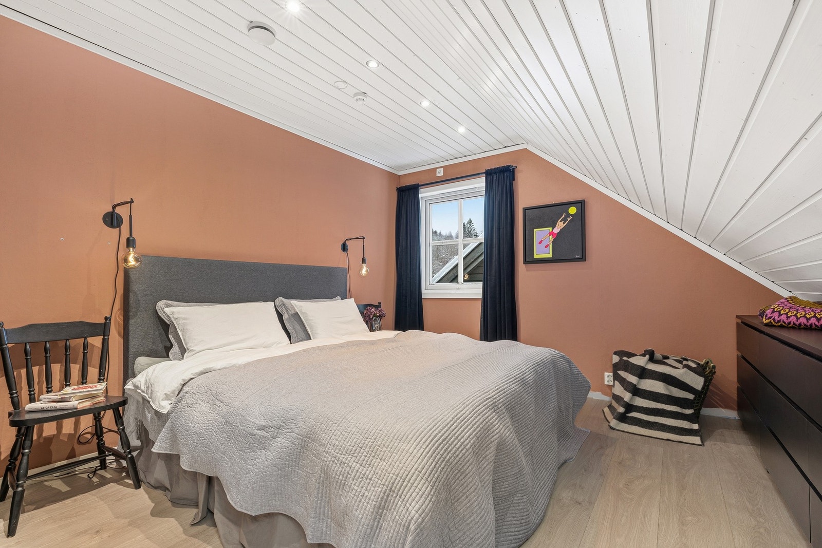 Vegg i vegg har soverom 2 plass for dobbeltseng og en langsgående kommode-rekke. Galleribilde